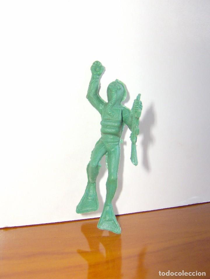 Figuras de goma y PVC: BUZO EN MISION MONOCROMO VERDE - Foto 1