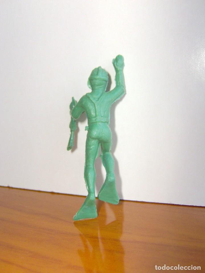 Figuras de goma y PVC: BUZO EN MISION MONOCROMO VERDE - Foto 2