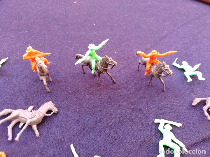 Figuras de goma y PVC: Vaqueros pl&aacute;stico Minioeste de Comansi - Foto 2
