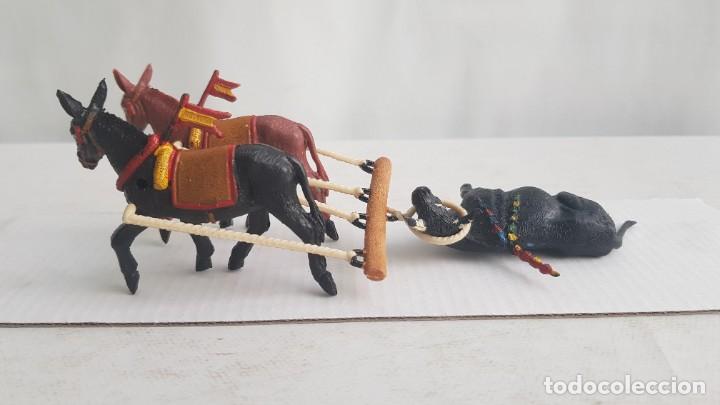 Figuras de Goma y PVC: Mulillas o Tiro de mulas con el toro muerto. Años 60. Teixido. - Foto 2 - 209056053