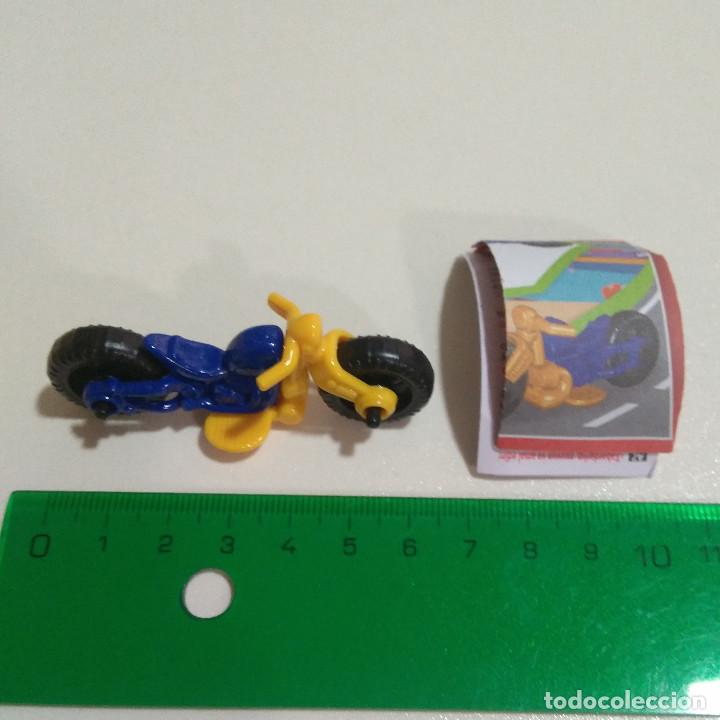 Figuras de Borracha e PVC: kinder moto azul amarilla dv 2020 escala mini bpz