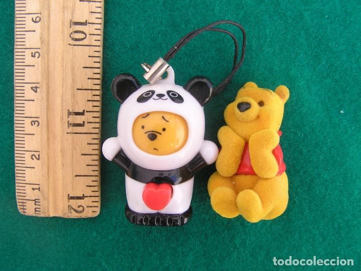 Figuras de Borracha e PVC: Lote de colgante con resorte y figura de pl&aacute;stico con superficie de terciopelo.Personaje Winnie Pooh
