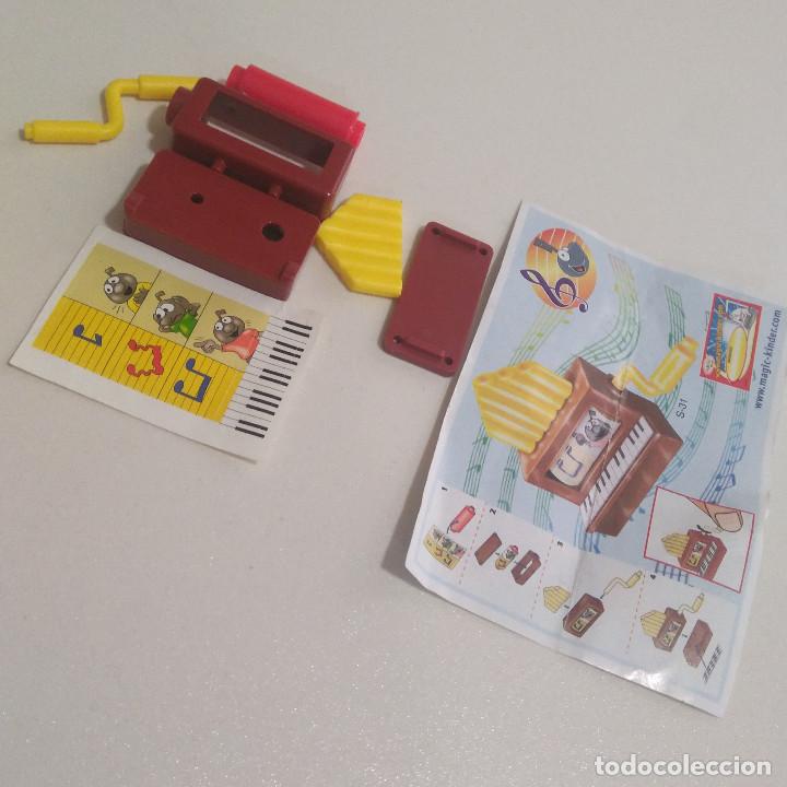 Figuras de Goma Kinder: kinder instrumento musical miniatura mini nota musical organillo organo manivela bpz papel sticker