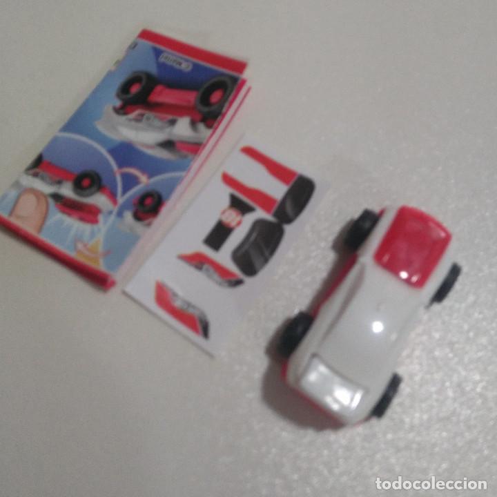 Figuras de Goma Kinder: KINDER EN COCHE HOT WHEELS 2019 MATTEL WHELS MINIATURA CARRERA BPZ PEGATINAS