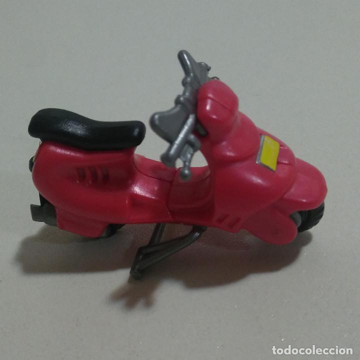 Figuras de Goma Kinder: moto vespa kinder miniatura escala roja mini motorbike montable