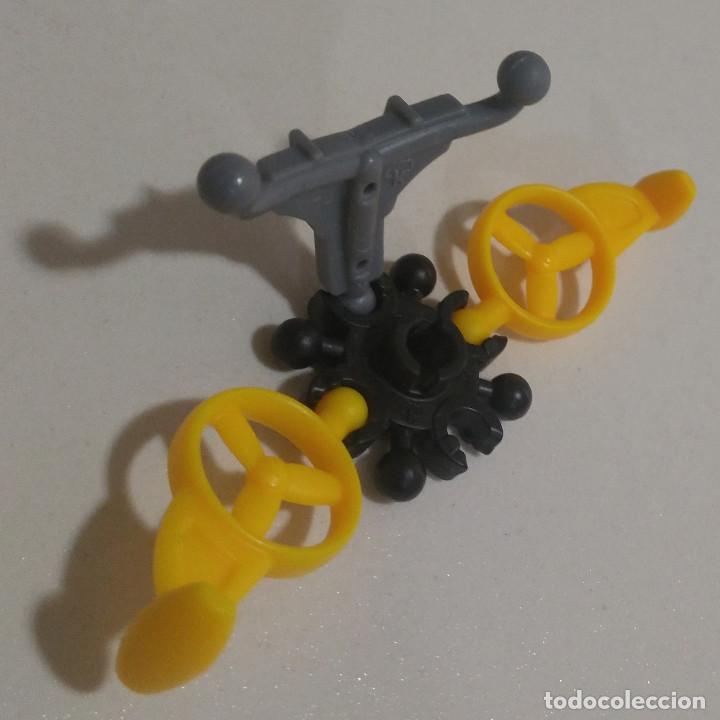 Figurines en Caoutchouc et PVC: kinder vehiculo robotico articulado
