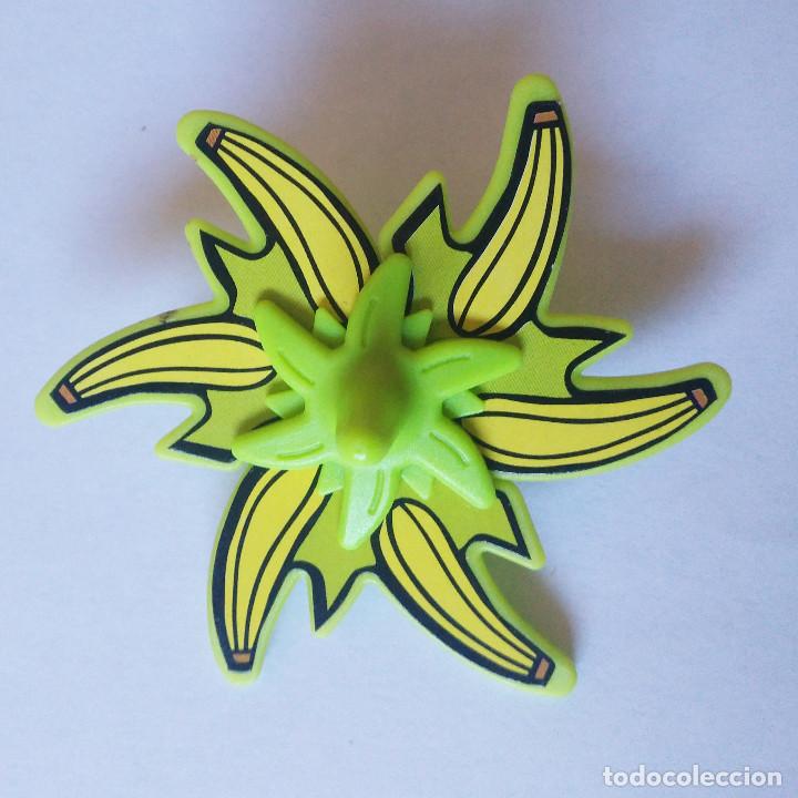 Figuras de Goma Kinder: mono karateca monobloc kinder macaco monkey peonza trompo bananas platano spinner