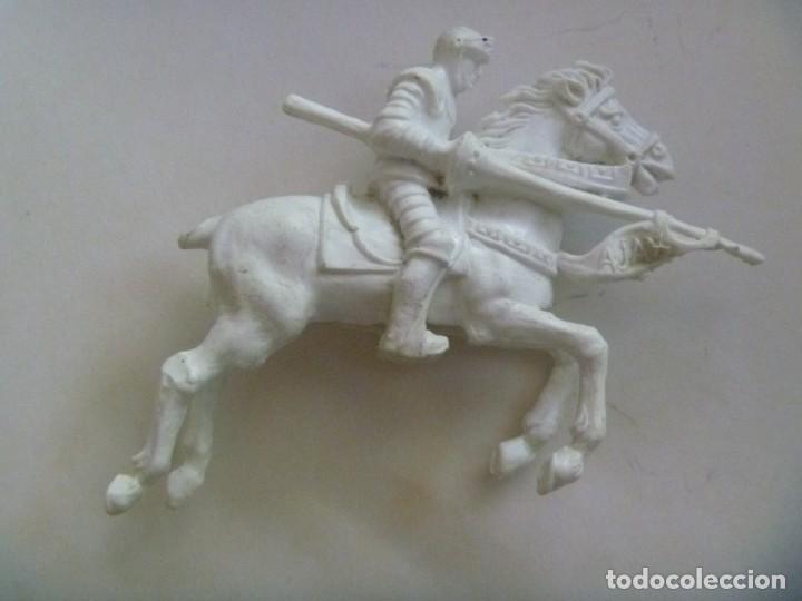 Figuras de goma y PVC: FIGURA DEL CABALLERO BLANCO DE AJAX - Foto 1