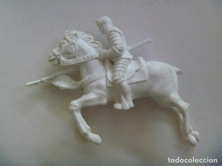 Figuras de goma y PVC: FIGURA DEL CABALLERO BLANCO DE AJAX - Foto 2