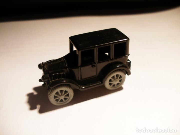Figure di Gomma e PVC: KINDER - K93 N.91 - COCHE ANTIGUO DE FRICCI&Oacute;N.