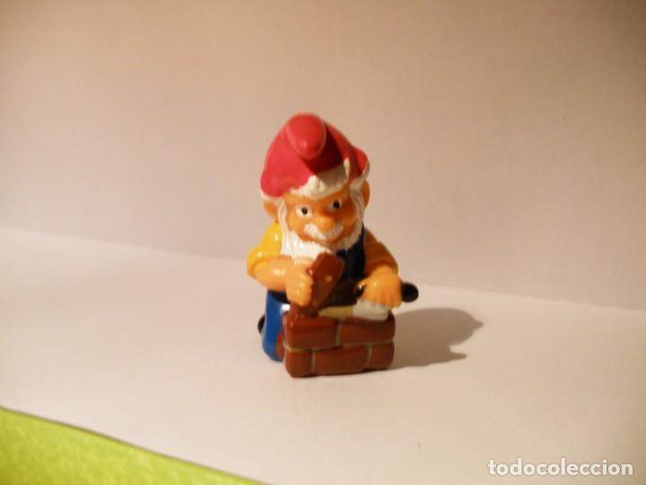 Figuras de Goma Kinder: KINDER - ENANITO ALBA&Ntilde;IL - Maurer Ziegelstein - FERRERO 1992-E4.