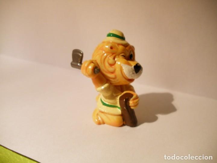 Figuras de Goma Kinder: KINDER - LEO VENTURAS 1993 - GINETTO TRONCHETTO - LE&Oacute;N CORTANDO LE&Ntilde;A.