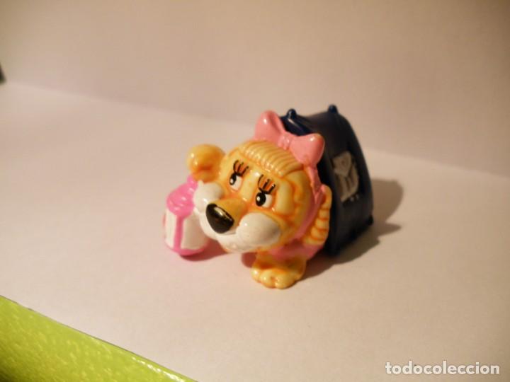 Figuras de Goma Kinder: KINDER - LEO VENTURAS 1993 - LEA TENERELLA - LEONCITA EN TIENDA DE CAMPA&Ntilde;A.