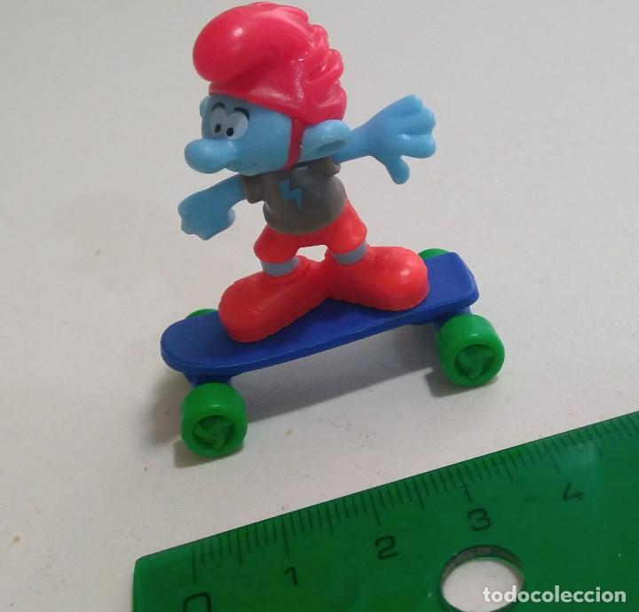 Figuras de Goma Kinder: pitufo skater skate patinete patin mu&ntilde;eco kinder figurita smurf peyo en