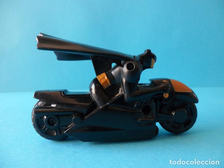 Figuras de goma y PVC: Batman en moto - DC Comics - McDonalds - Foto 3
