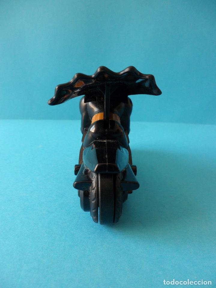 Figuras de goma y PVC: Batman en moto - DC Comics - McDonalds - Foto 4