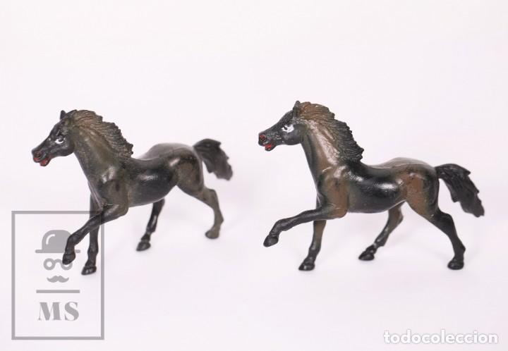 Gummi- und PVC-Figuren: Pareja de Figuras de Goma Yolanda - 2 Caballos Negros - Longitud 10,5 cm