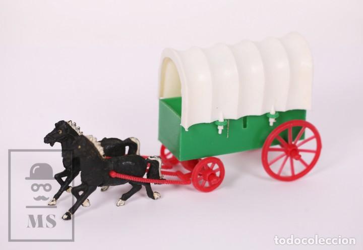 Gummi- und PVC-Figuren: Carreta de Caballos del Oeste - Pl&aacute;stico - Caballos Negros de Goma - Medidas 6 x 15 x 7,5 cm