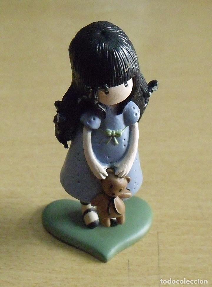 Rubber and PVC Figures: Santoro. Figura ni&ntilde;a y oso de peluche. 2015. Original. Pl&aacute;stico. Buen estado. 8 cm.