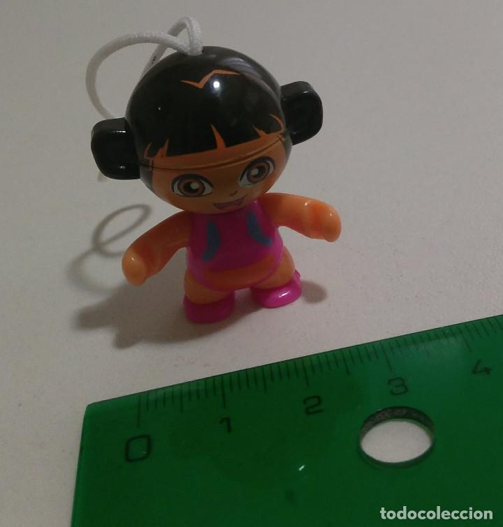 Kinder &Uuml;berraschung: KINDER TWIST HEAD DORA EXPLORADORA EXPLORER COLGANTE MU&Ntilde;ECA MINIATURA FIGURA