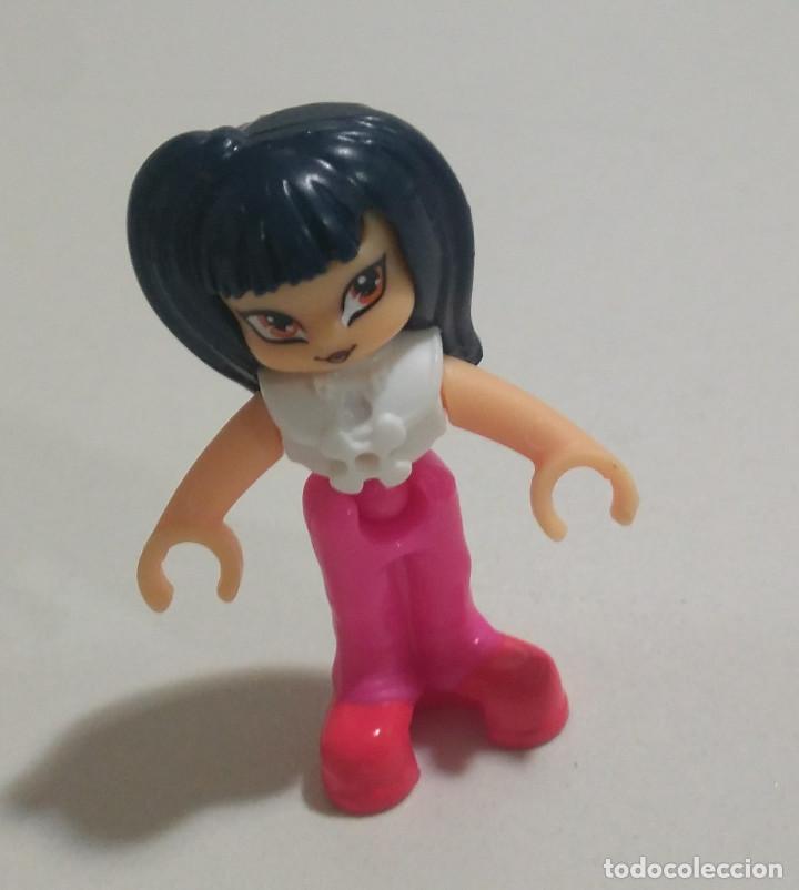 Figuras de Goma Kinder: ni&ntilde;a mu&ntilde;eca articulada kinder morena mu&ntilde;equita
