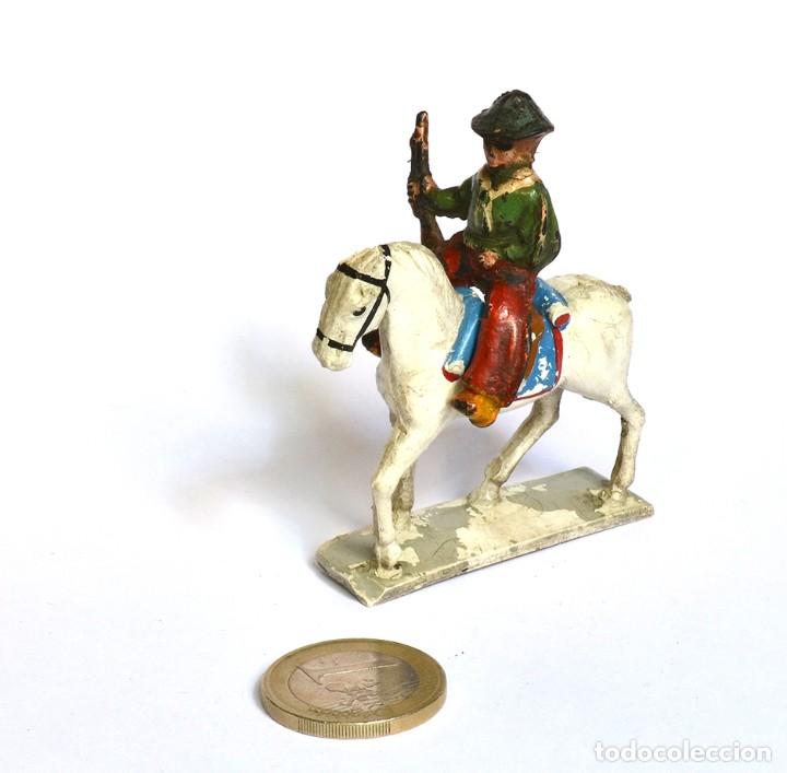 Figuras de Goma y PVC: Cowboy con rifle de baquelita a caballo de goma Arcla Capell ó Lafredo, en goma, circa 1950. - Foto 1 - 220762206