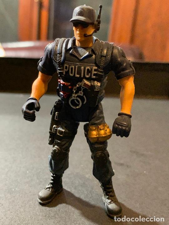 Figuras de goma y PVC: POLICIA Figura de plastico. - Foto 1
