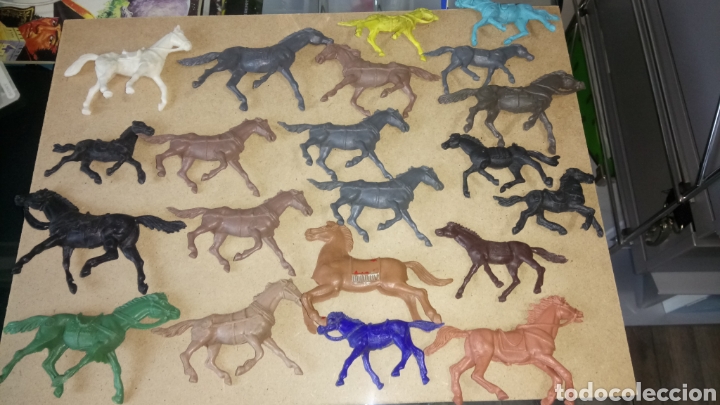 Figuras de goma y PVC: LOTE DE 21 CABALLOS MONOCOLOR. - Foto 1