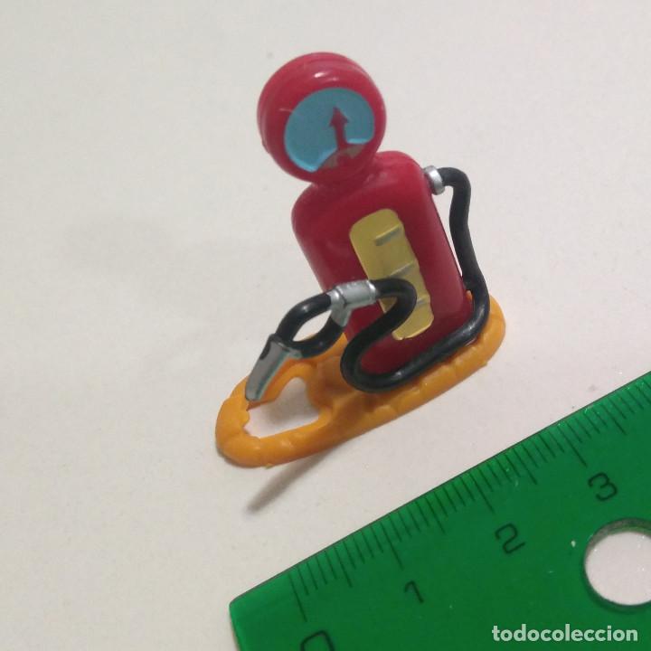 Kinder Figures: surtidor gasolina gasoil gasolinera de kinder monobloc moto coyote motocoyote diorama escala mini