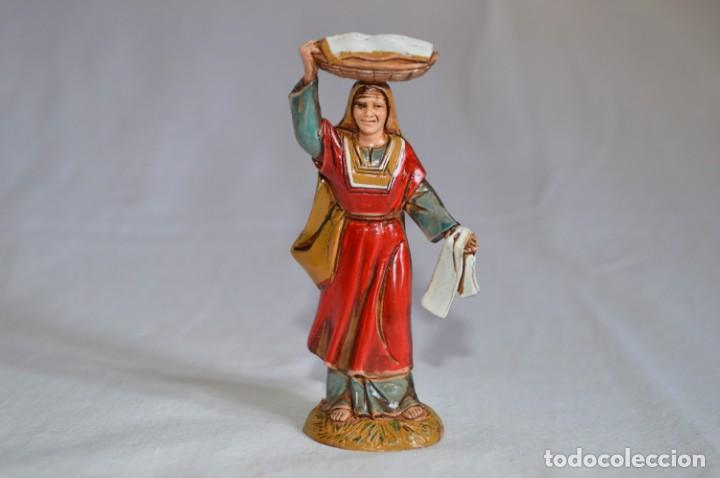Gummi- und PVC-Figuren: Mujer con cesta en la cabeza. Figuras para Bel&eacute;n. M. Landi. Moranduzzo. Italia. romanjuguetesymas.