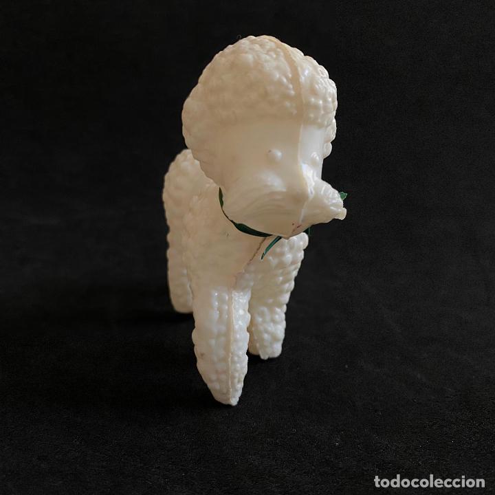 Figuras de goma y PVC: Caniche blanco de pl&aacute;stico antiguo - Foto 2