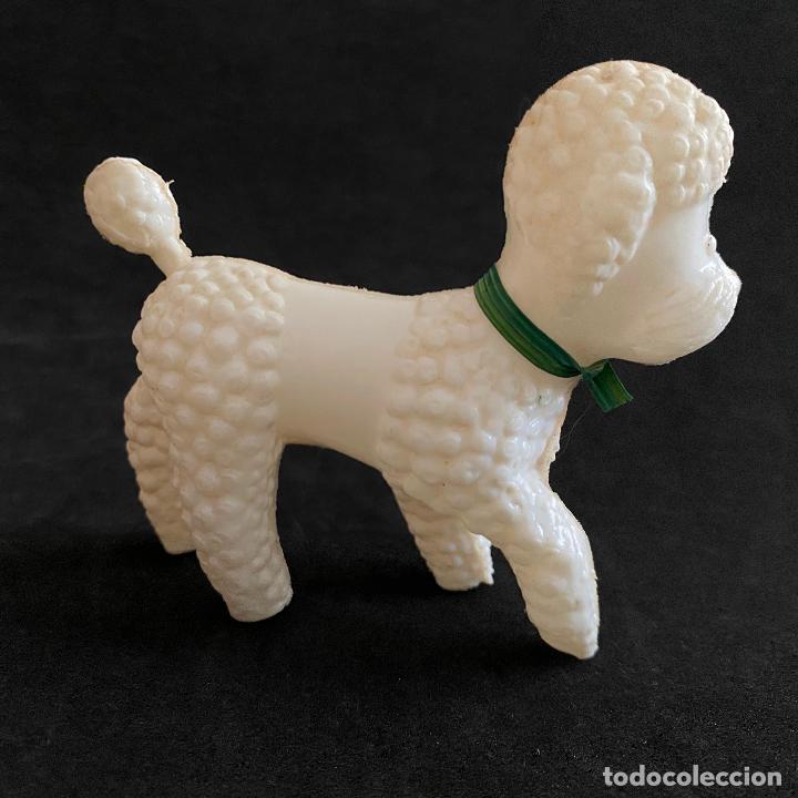 Figuras de goma y PVC: Caniche blanco de pl&aacute;stico antiguo - Foto 3