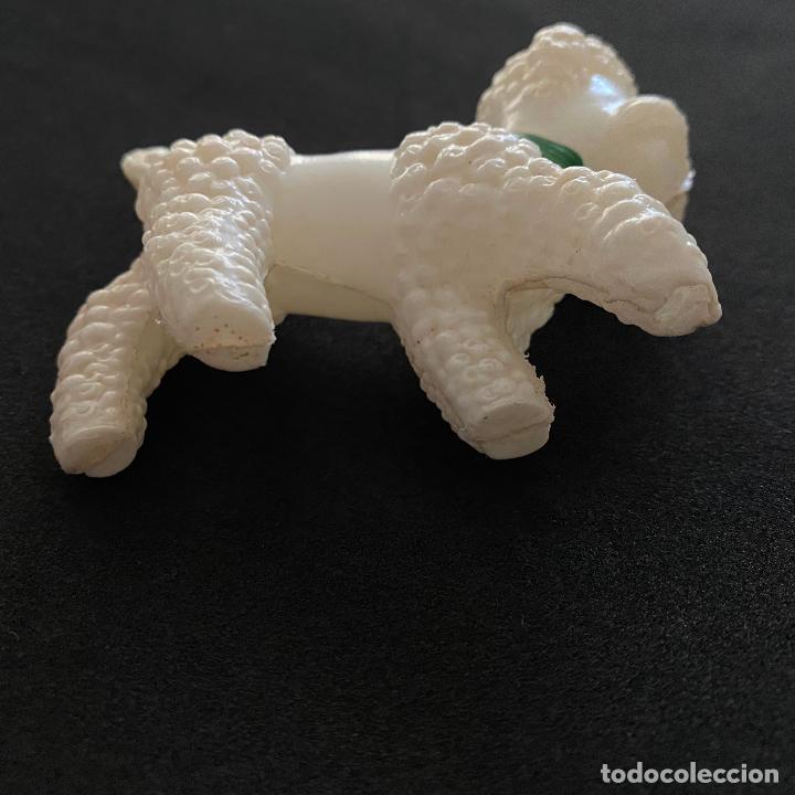 Figuras de goma y PVC: Caniche blanco de pl&aacute;stico antiguo - Foto 4