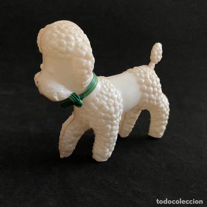Figuras de goma y PVC: Caniche blanco de pl&aacute;stico antiguo - Foto 1