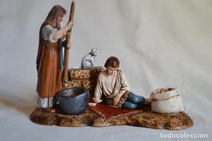 Figure di Gomma e PVC: Mujer moliendo grano. Figuras para Bel&eacute;n. M. Landi. Moranduzzo. Italia. romanjuguetesymas.