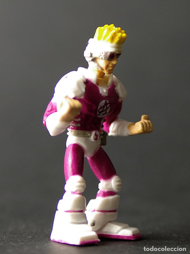 Figuras de Goma y PVC: Mini figura del Nuevo Equipo Actimel Danone 2010 Panini premium Basto