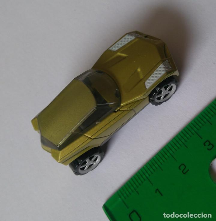 Kinder &Uuml;berraschung: coche kinder vehiculo miniatura color simulacion dorado oro escala