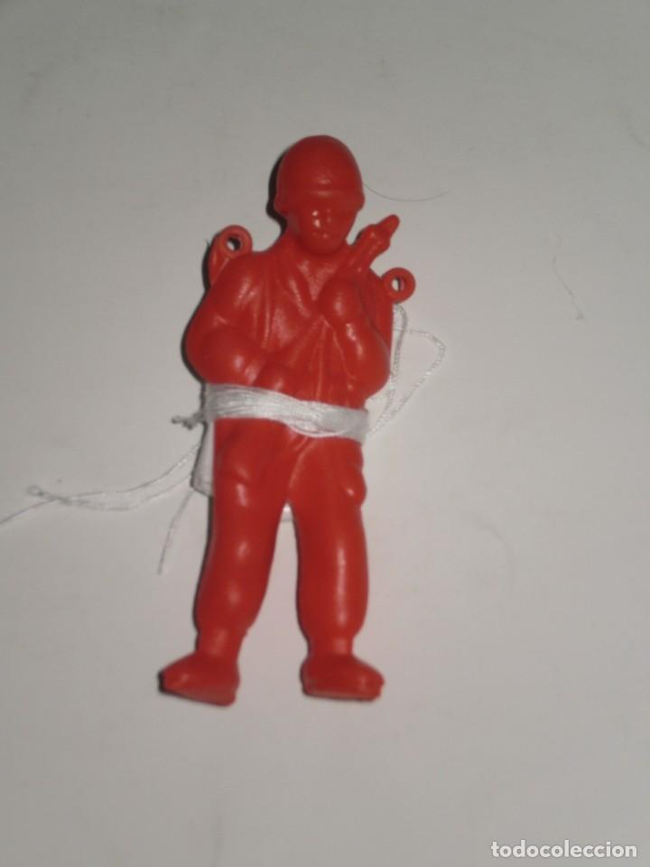 Figuras de Goma y PVC: PARACAIDISTA EN PLASTICO SOPLADO , BARATIJAS DE QUIOSCO .