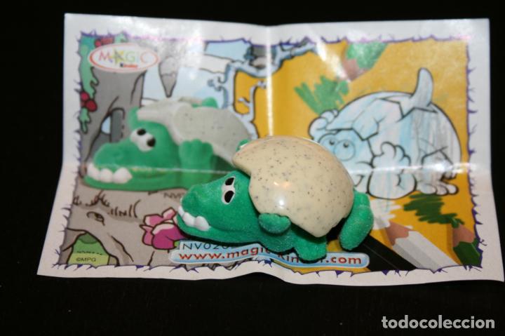 Figuras de Borracha e PVC: kINDER ferrero 049 A cr&iacute;a de dinosaurio saliendo del huevo 2008 aterciopelado 1 fig + 1 bpz