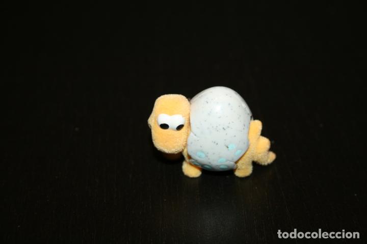 Figuras de Borracha e PVC: kINDER ferrero 049 B cr&iacute;a de dinosaurio saliendo del huevo 2008 aterciopelado 1 fig sin bpz