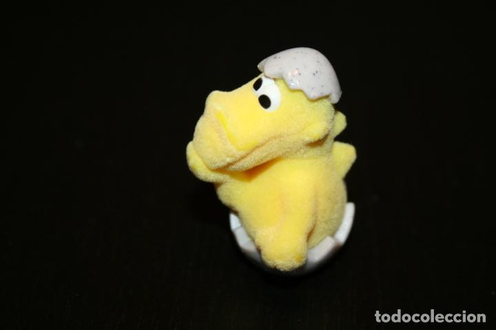 Figuras de Borracha e PVC: kINDER ferrero 049 C cr&iacute;a de dinosaurio saliendo del huevo 2008 aterciopelado 1 fig sin bpz