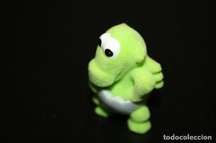 Figuras de Borracha e PVC: kINDER ferrero 049 D cr&iacute;a de dinosaurio saliendo del huevo 2008 aterciopelado 1 fig sin bpz