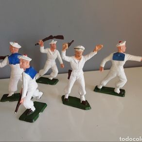 Un lot de 12 figurines de marins français non peint de Starlux au 1/32e Un lot de 12 figurines de marins français non peint de Starlux au 1/32e