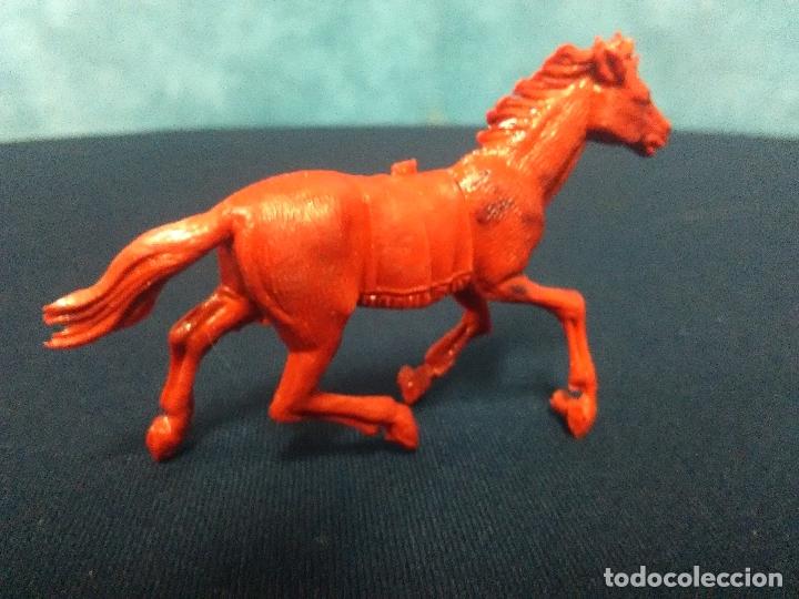 Figuras de goma y PVC: CABALLO PLASTICO ROJO INDIO - Foto 2