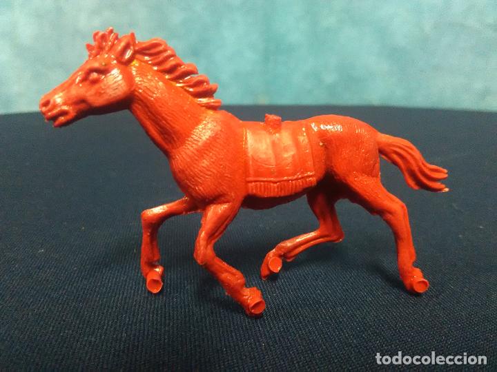 Figuras de goma y PVC: CABALLO PLASTICO ROJO INDIO - Foto 1