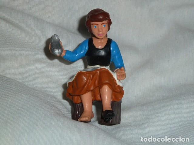 Figuras de goma y PVC: Cenicienta Disney pvc - Foto 1