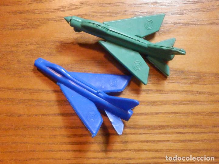 Figuras de goma y PVC: 2 figuritas de pl&aacute;stico - Aviones - Foto 1