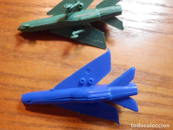 Figuras de goma y PVC: 2 figuritas de pl&aacute;stico - Aviones - Foto 2