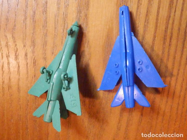 Figuras de goma y PVC: 2 figuritas de pl&aacute;stico - Aviones - Foto 5