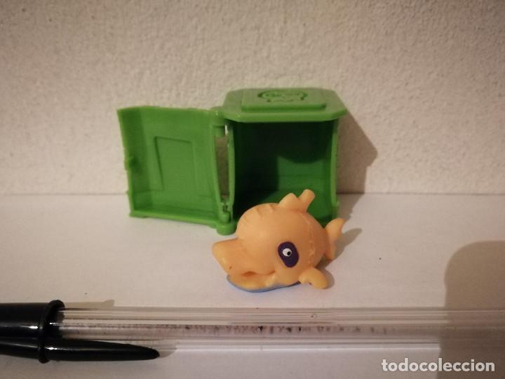 Figuras de Borracha e PVC: CASA VERDE + FIGURA AMARILLA DELFIN ZOMBI DE GOMA - ZOMLINGS